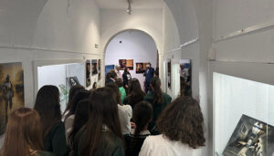 Más de 1.000 escolares visitan la exposición inmersiva “El Quijote a través del Tiempo” en El Museo de Cuenca