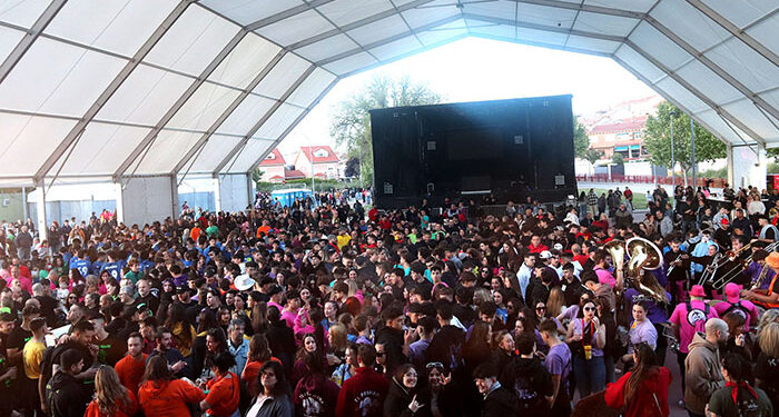 Multitudinario arranque de las Fiestas de Mayo de Cabanillas, con miles de peñistas en la calle