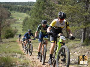 Olmeda del Rey corona a Vicente Corbín y Lola Castellote en su XC Serranía Conquense