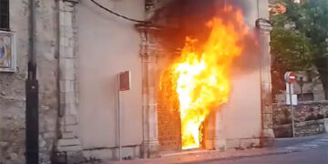 Prenden fuego a la puerta del convento de las Concepcionistas de Cuenca