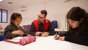 Tardeo Solidario organizado por Cruz Roja Cuenca, junto a los Dolly Rose, a favor del éxito escolar de la infancia más vulnerable