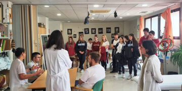 Un grupo de estudiantes de Bachillerato de Agustinos Recoletos visita a la Unidad de Daño Cerebral del Instituto de Enfermedades Neurológicas de Castilla-La Mancha