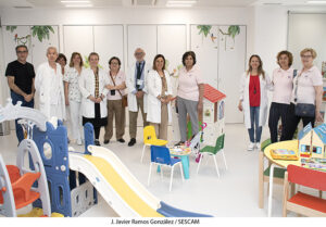 Un grupo de mujeres de la Asociación de Mujeres de Trillo dona la recaudación de un mercadillo solidario para la compra de juegos y decoración para Pediatría y Diálisis