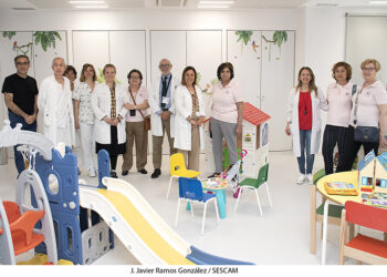 Un grupo de mujeres de la Asociación de Mujeres de Trillo dona la recaudación de un mercadillo solidario para la compra de juegos y decoración para Pediatría y Diálisis