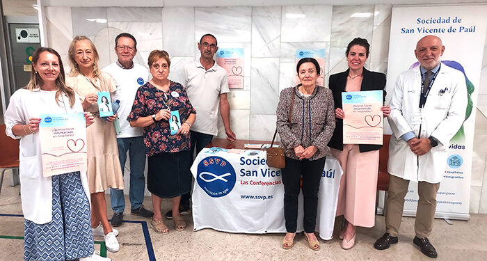 Un grupo de voluntarios de la Sociedad San Vicente de Paúl informa sobre su labor de acompañamiento en el Hospital de Guadalajara