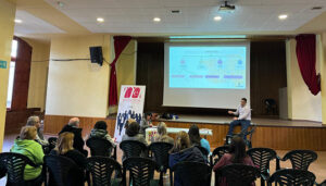 Una docena de personas asisten a la jornada de emprendimiento de AMEP en Mira