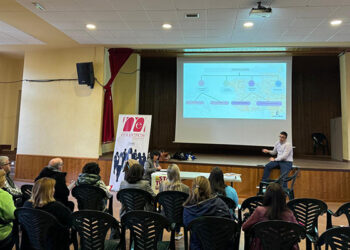 Una docena de personas asisten a la jornada de emprendimiento de AMEP en Mira