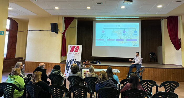 Una docena de personas asisten a la jornada de emprendimiento de AMEP en Mira