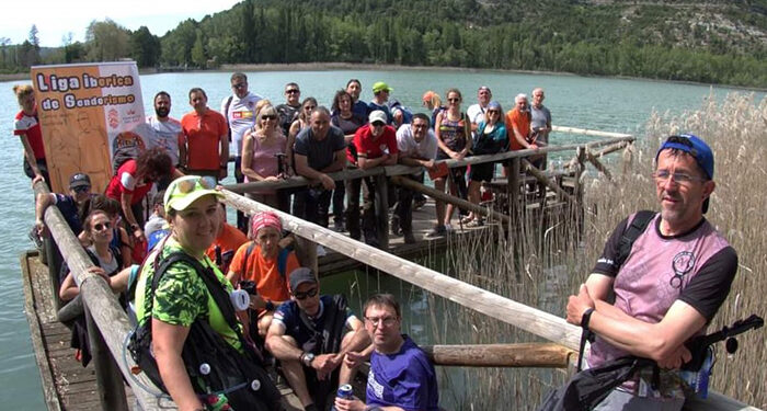 Unos 45 senderistas completan el recorrido de 35 kilómetros entre Tragacete y Uña