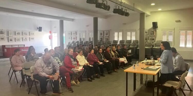 Cerca de 30 personas asisten a la jornada de emprendimiento de AMEP en Villarejo-Periesteban