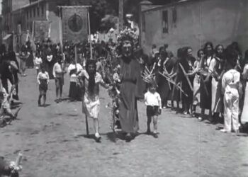 Documentos de El Liberal. José de Pedro, Cofradía de los Apóstoles: el carácter hereditario de la Cofradía excluye a las mujeres.