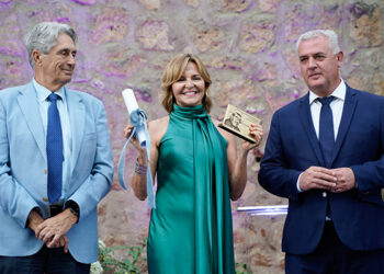Almudena Ariza recoge el XII premio internacional de periodismo ‘Cátedra Manu Leguineche’ en Brihuega