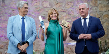 Almudena Ariza recoge el XII premio internacional de periodismo ‘Cátedra Manu Leguineche’ en Brihuega