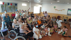 Amavir celebra una nueva edición de sus campamentos intergeneracionales de verano “De acampada con mis abuelos”