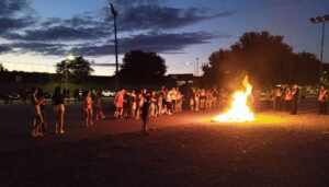 Bienvenida joven al verano, entre agua y fuego en Cabanillas