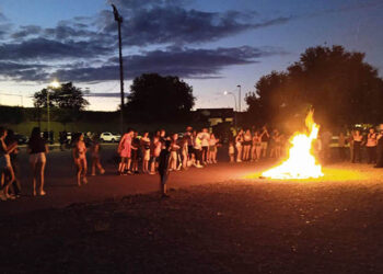 Bienvenida joven al verano, entre agua y fuego en Cabanillas