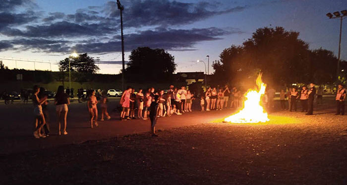 Bienvenida joven al verano, entre agua y fuego en Cabanillas