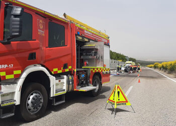 Rescatada una persona de su vehículo tras un accidente entre un turismo y un camión en la A-40 en Jábaga