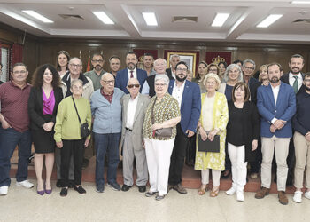 El Ayuntamiento de Azuqueca rinde homenaje a la primera corporación municipal en el 45 aniversario de su elección democrática
