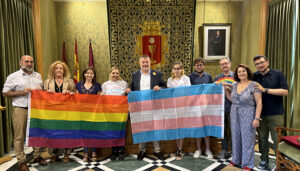 El Ayuntamiento de Cuenca conmemora el Día del Orgullo LGTBI colgando las banderas del colectivo e iluminando su fachada esta noche