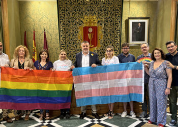El Ayuntamiento de Cuenca conmemora el Día del Orgullo LGTBI colgando las banderas del colectivo e iluminando su fachada esta noche