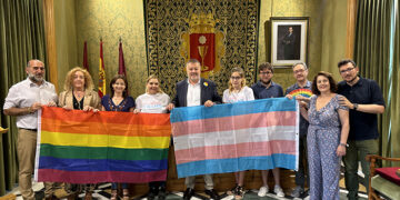 El Ayuntamiento de Cuenca conmemora el Día del Orgullo LGTBI colgando las banderas del colectivo e iluminando su fachada esta noche