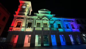 El Ayuntamiento de Guadalajara ilumina su fachada con los colores del arcoíris por el día del Orgullo LGTBI