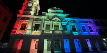 El Ayuntamiento de Guadalajara ilumina su fachada con los colores del arcoíris por el día del Orgullo LGTBI