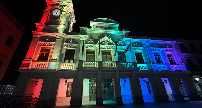 El Ayuntamiento de Guadalajara ilumina su fachada con los colores del arcoíris por el día del Orgullo LGTBI 1 El Ayuntamiento de Guadalajara ilumina su fachada con los colores del arcoíris por el día del Orgullo LGTBI