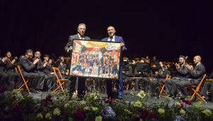 El Diputación de Cuenca recibe un reconocimiento de la banda de música de Tarancón en la celebración de su centenario