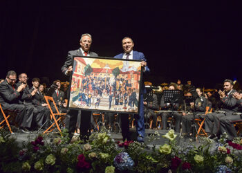 El Diputación de Cuenca recibe un reconocimiento de la banda de música de Tarancón en la celebración de su centenario
