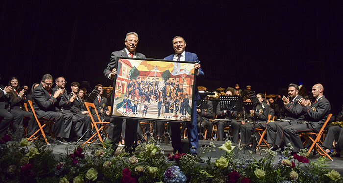 El Diputación de Cuenca recibe un reconocimiento de la banda de música de Tarancón en la celebración de su centenario