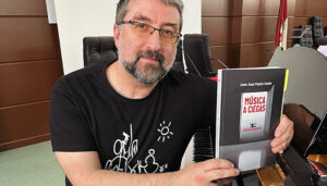 El catedrático de la UCLM Juan José Pastor presenta su poemario en Cuenca con un recital poético-musical