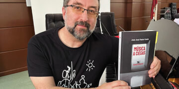El catedrático de la UCLM Juan José Pastor presenta su poemario en Cuenca con un recital poético-musical
