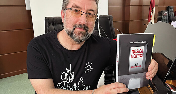 El catedrático de la UCLM Juan José Pastor presenta su poemario en Cuenca con un recital poético-musical