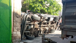 Espectacular vuelco de un camión con pluma en la Puerta de Valencia de Cuenca