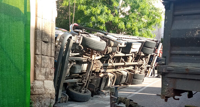 Espectacular vuelco de un camión con pluma en la Puerta de Valencia de Cuenca