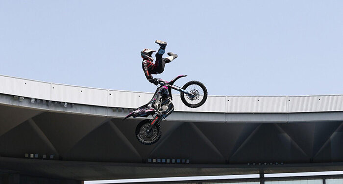 Expertos en motocross ‘freestyle’, saltos de más de 20 metros y un enorme espectáculo de fuego, luz y sonido esperan “causar sensación” en Trillo