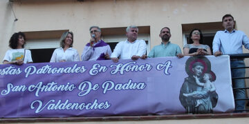 Guarinos pregona las fiestas de Valdenoches rememorando la figura de los alguaciles