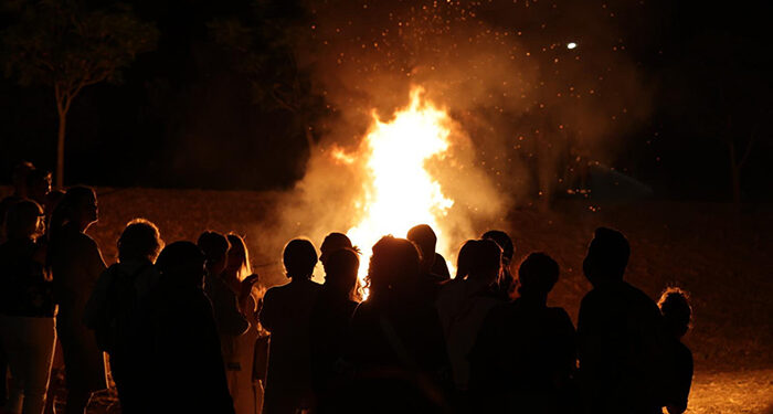 Hoguera de San Juan y queimada en la fiesta de la Asociación de Vecinos de Río Henares