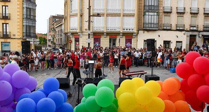 La Junta organiza el acto social y cultural ‘Paseo con Orgullo: el valor de los Derechos Humanos’ en el casco histórico de Guadalajara 1 La Junta organiza el acto social y cultural ‘Paseo con Orgullo el valor de los Derechos Humanos’ en el casco histórico de Guadalajara