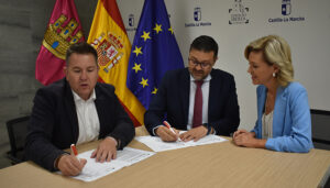 La Junta y el Ayuntamiento de Almodóvar del Pinar firman el convenio para la puesta en marcha de la nueva escuela infantil