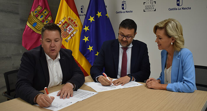 La Junta y el Ayuntamiento de Almodóvar del Pinar firman el convenio para la puesta en marcha de la nueva escuela infantil