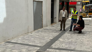 La Travesía de Sánchez Vera “estrena” el pavimento que se colocará en la zona centro