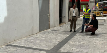 La Travesía de Sánchez Vera “estrena” el pavimento que se colocará en la zona centro