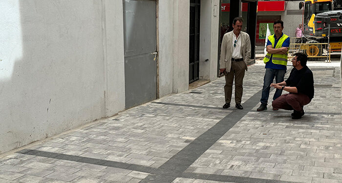 La Travesía de Sánchez Vera “estrena” el pavimento que se colocará en la zona centro