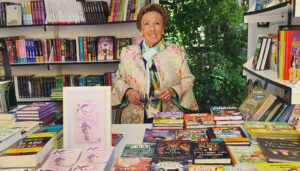 La concejala María Ángeles Martínez amadrina la presentación del libro ‘Fortaleza indomable’, de Alejandra Cruz, cuyas ventas se destinan a la investigación de enfermedades raras