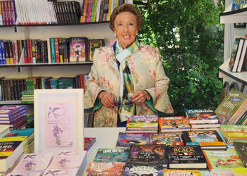 La concejala María Ángeles Martínez amadrina la presentación del libro ‘Fortaleza indomable’, de Alejandra Cruz, cuyas ventas se destinan a la investigación de enfermedades raras