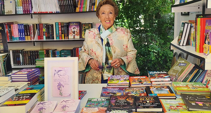 La concejala María Ángeles Martínez amadrina la presentación del libro ‘Fortaleza indomable’, de Alejandra Cruz, cuyas ventas se destinan a la investigación de enfermedades raras