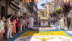La procesión del Corpus Christi recorrió las calles de Guadalajara tapizadas con alfombras de colores y cantueso